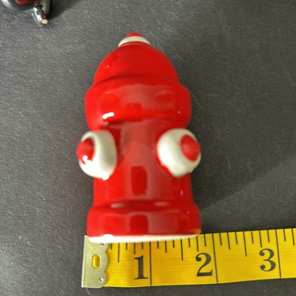 Dog and Fire Hydrant Salt and Pepper Shakers - Picture 6 of 14